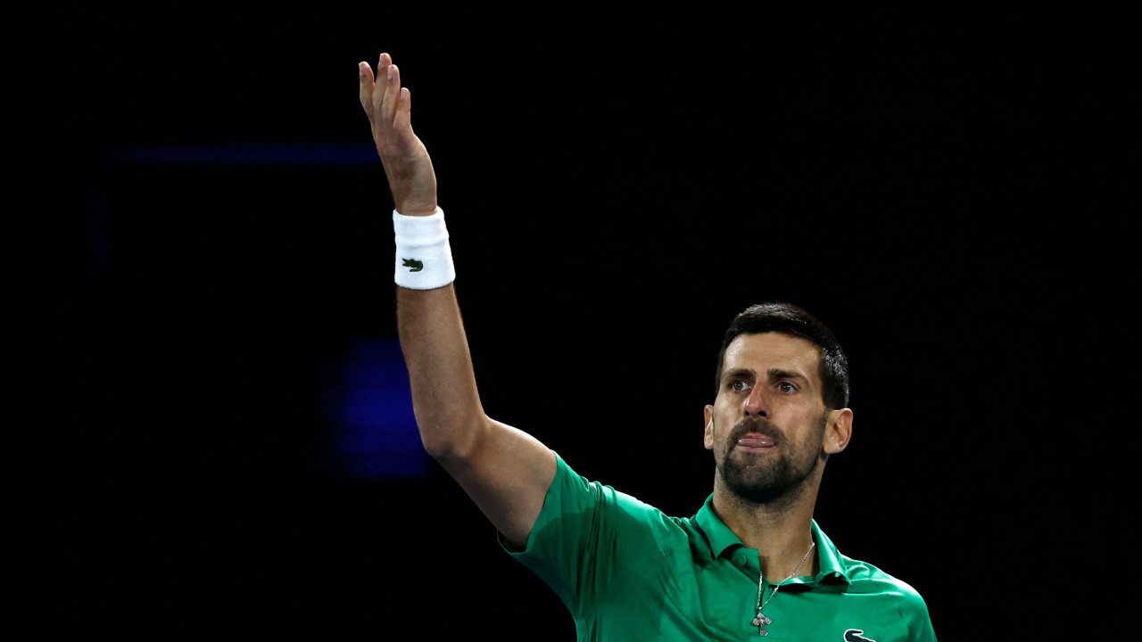 novak đoković, novak djoković, novak djokovic, novak đoković podiže ruku kao da gestikulira publici da pojača bodrenje