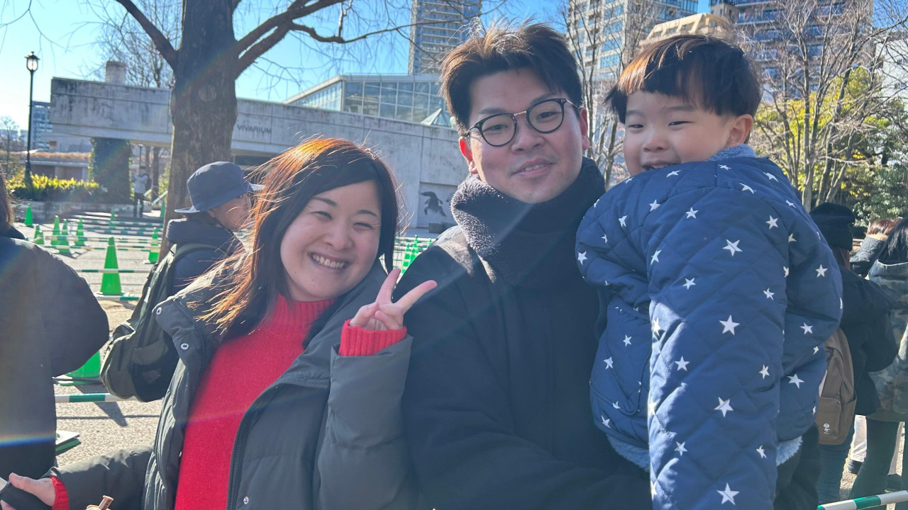 Ai Širakava (levo) sa suprugom i sinom u zoološkom vrtu Ueno u nedelju