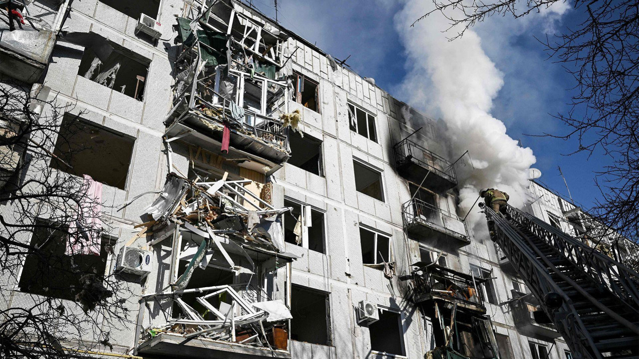 uništena zgrada u bombardovanju u Ukrajini 