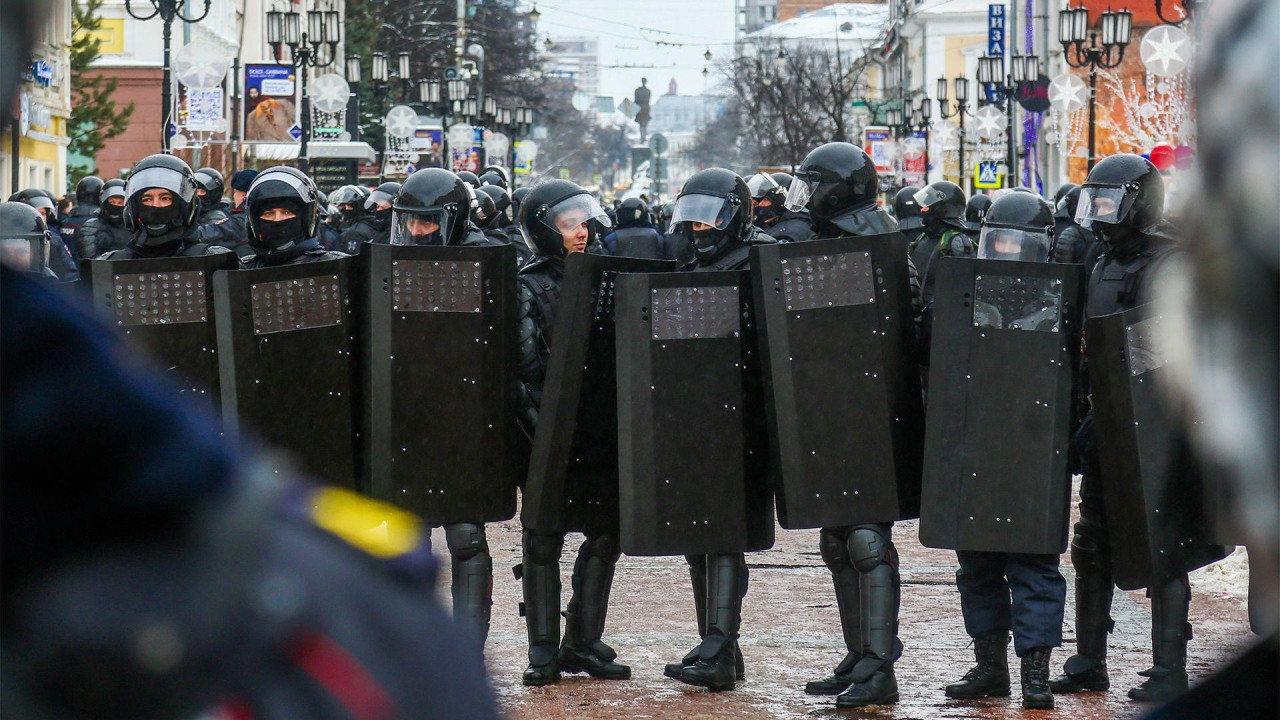 Policajci u opremi za razbijanje demonstracija na ulici