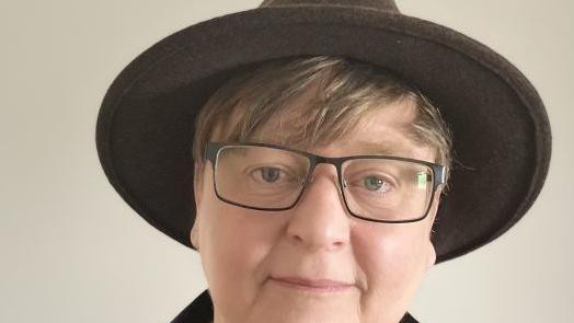 Žena sa šeširom i naočarima za vid