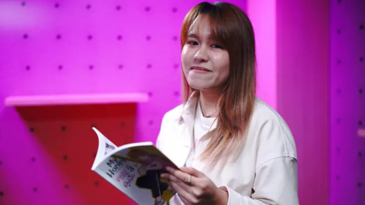 Ranuka Songmuang u beloj košulji sa mange stripom u rukama