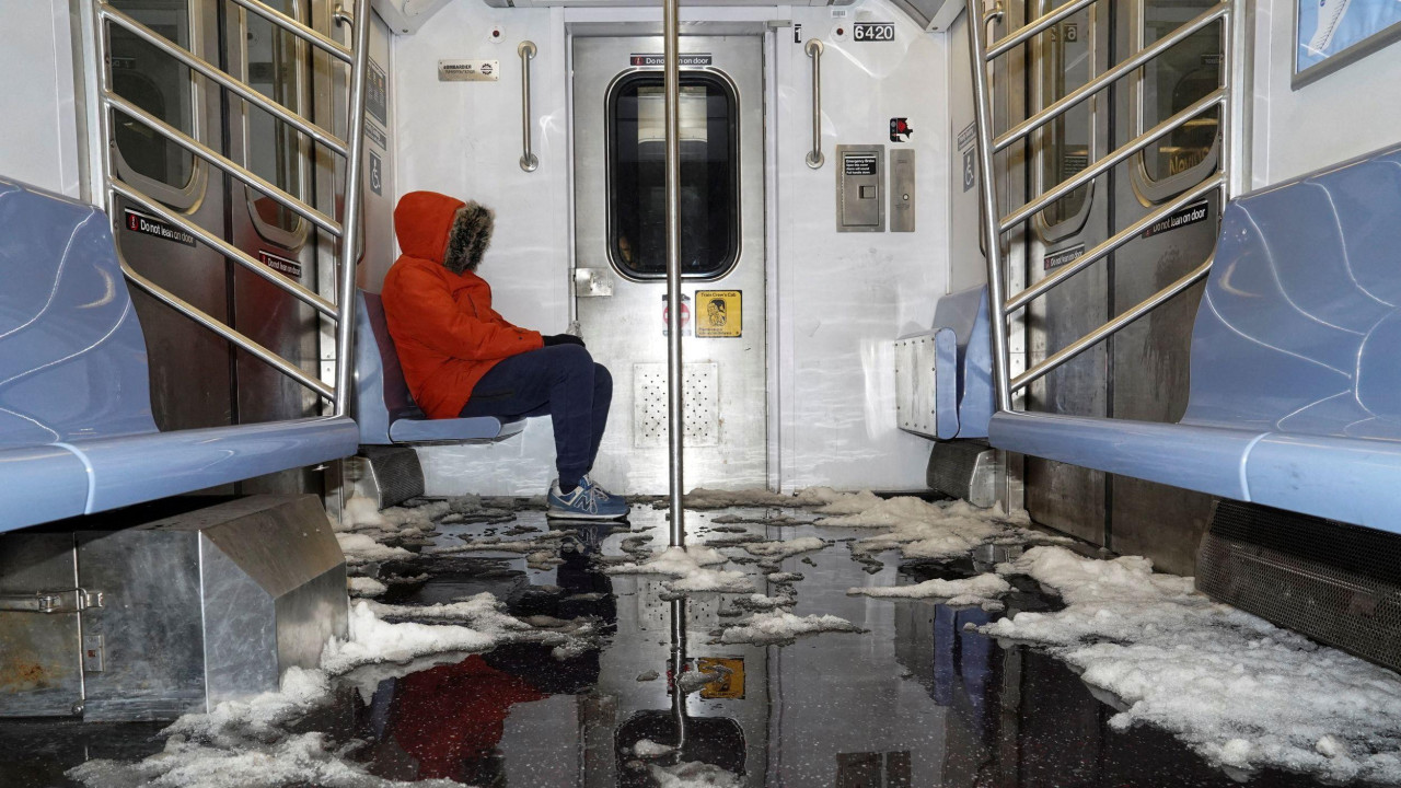 Sneg i led prekrivaju pod voza linije 2 ka Flatbusu između stanica Borov Hol i Hoj Strit u Bruklinu, delu Njujorka