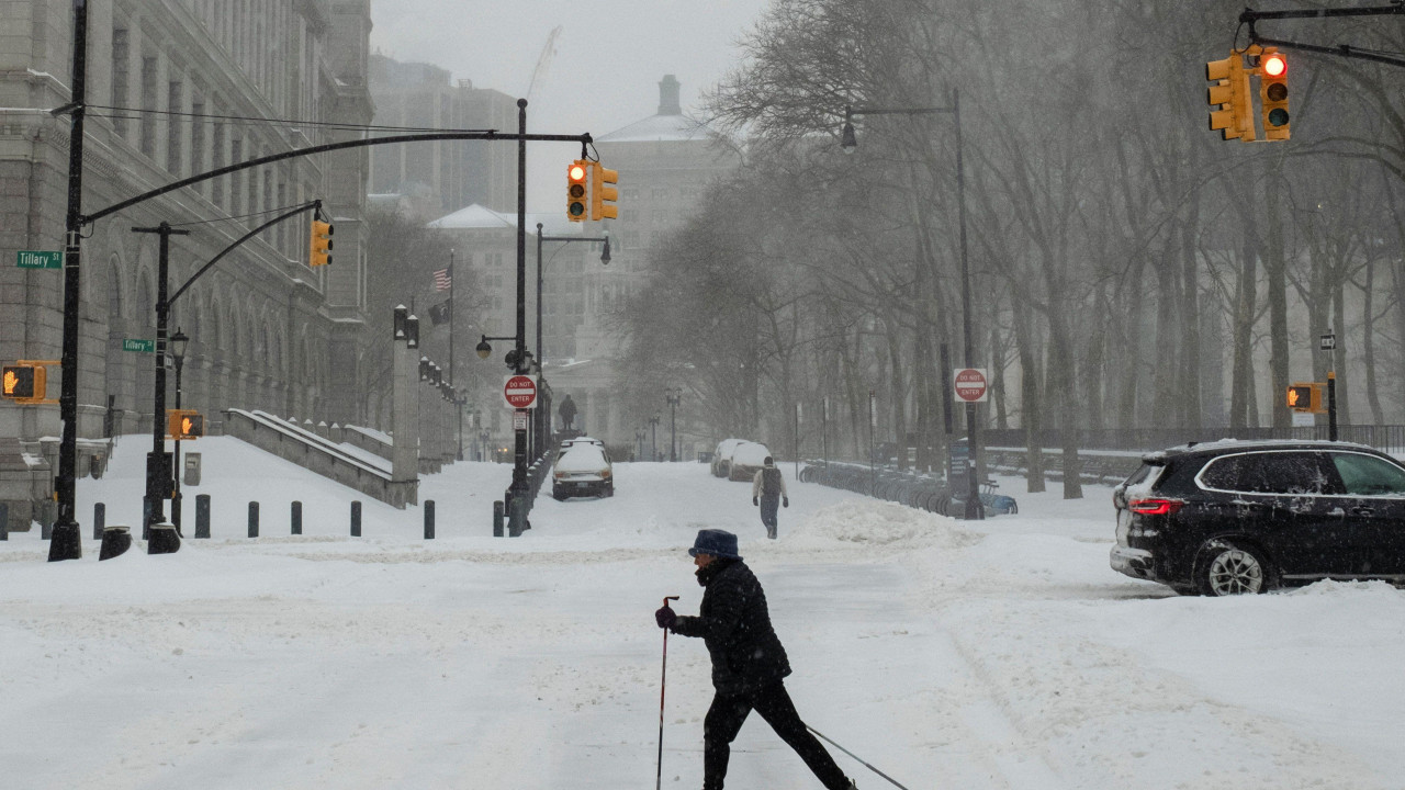 skijaš na ulicama Bruklina u Njujorku
