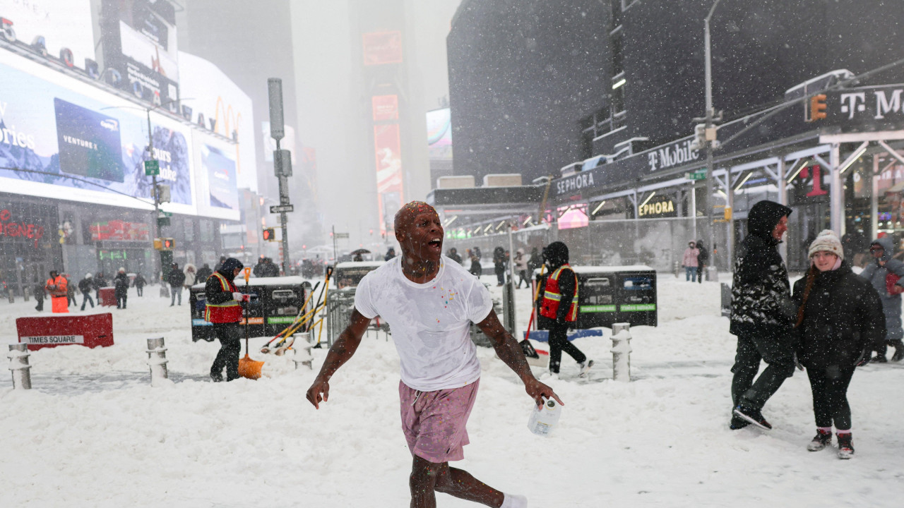 snežna mećava u njujorku, snežna oluja u njujorku, muškarac u šortsu, majici sa kratkim rukavima i čarapama na snegu u Njujorku