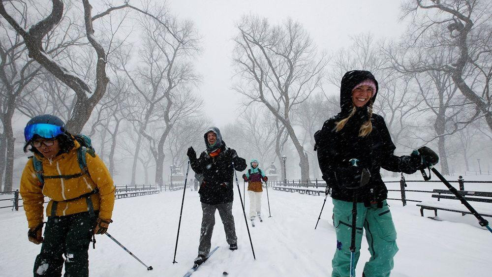 mećava u njujorku, skijaši po snegu u Njujorku