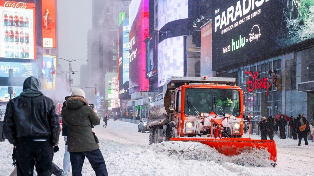 čišenje snega na Tajms skveru 