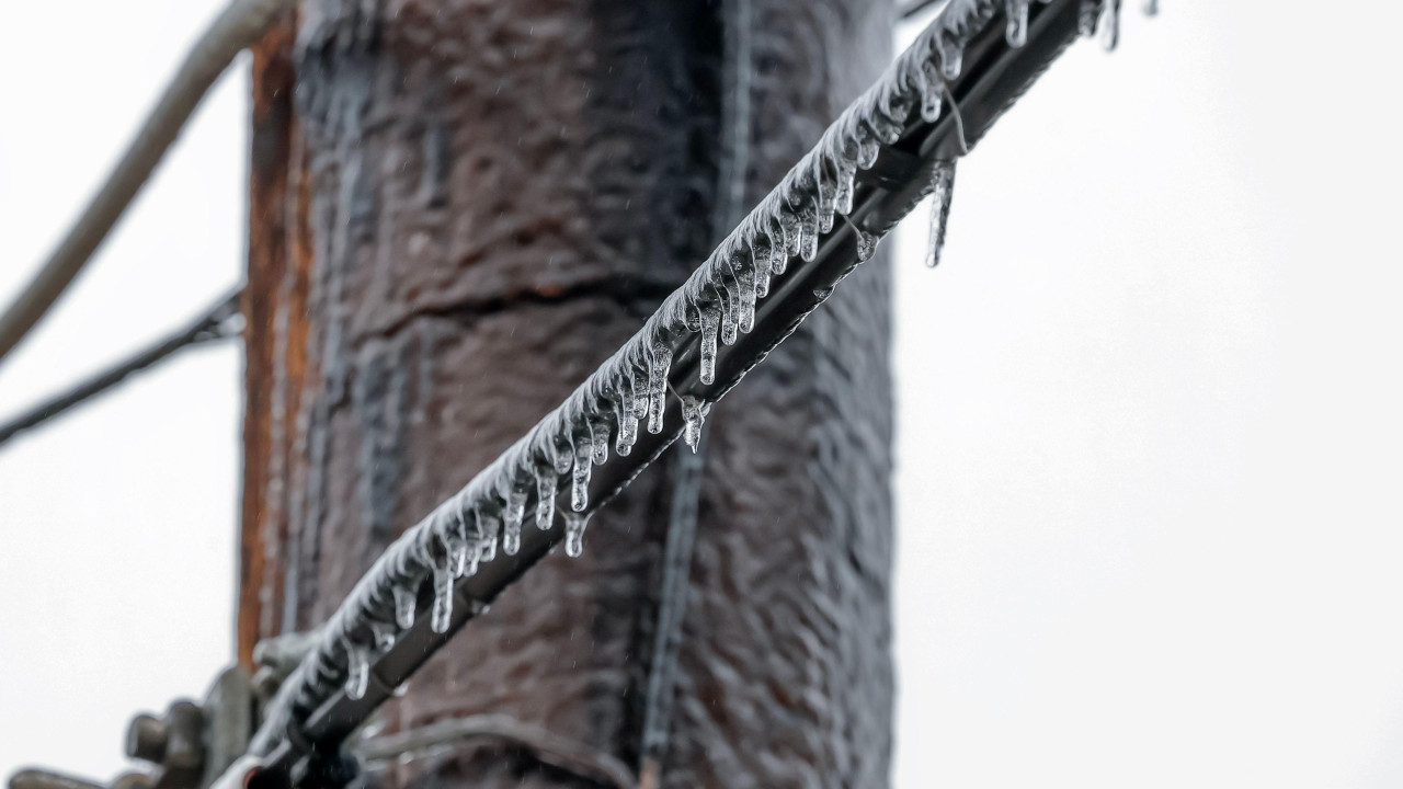 zaleđeni stub za električnu energiju u Atlanti