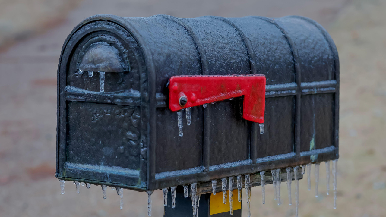 zaleđeno poštansko sanduče u Atlanti, mećava u americi, snežna oluja u Americi