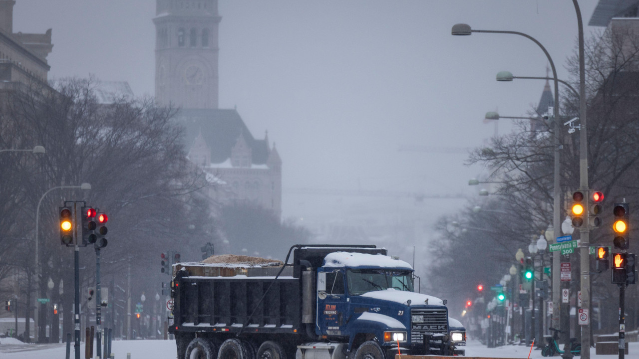 kamion čisti sneg u Vašingtonu