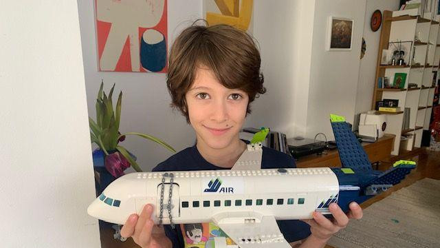 dečak sa avionom napravljenim od lego kockica