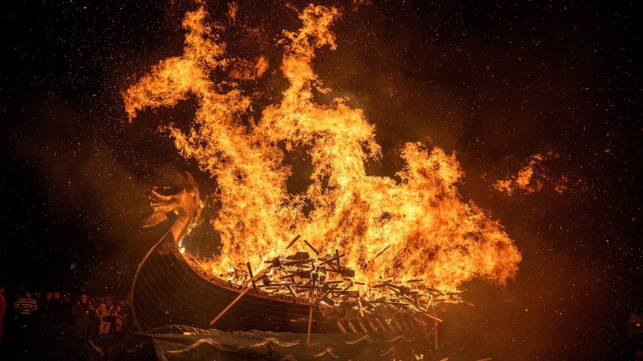 Oko 1.000 baklji je korišćeno da se replika vikinškog dugog broda pretvori u pepeo 