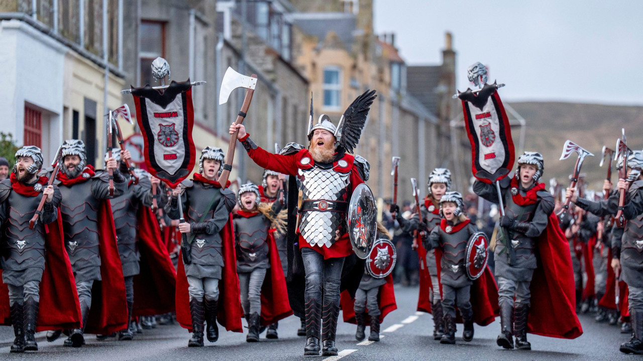 Festival je počeo rano ujutro povorkom kroz Lervik, glavni grad Šetlandskih ostrva