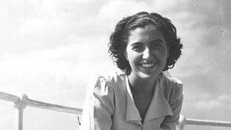 Crno-bela fotografija nasmejane Hilde Dajč