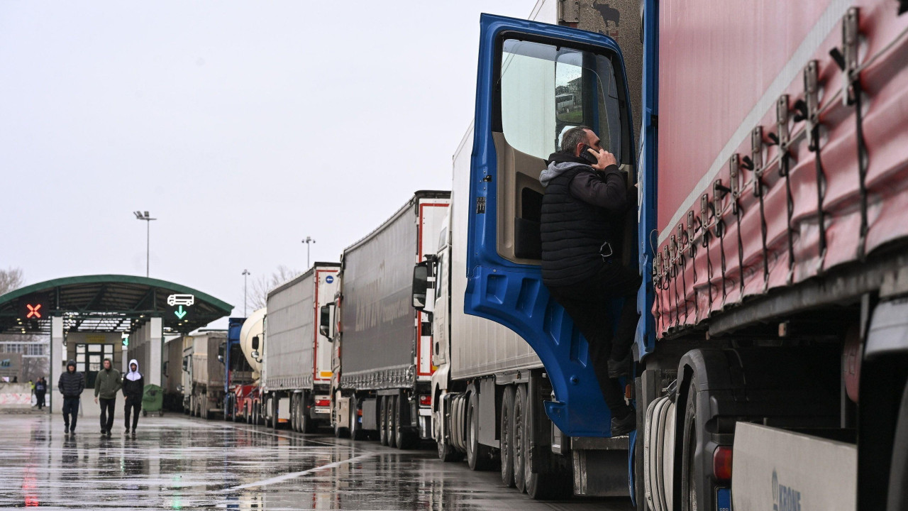 Kolona kamiona na granici Srbije i Mađarske tokom blokade  na graničnom prelazu Horgoš na severu Srbije, 26. januara 2026. Svi granični prelazi u zemlji i širem regionu blokirani su za teretni saobraćaj počev od 26. januara u podne, posle koordinisane akcije vozača kamiona iz Srbije, Bosne i Hercegovine, Crne Gore i Severne Makedonije