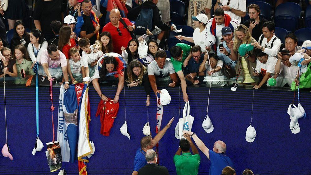 đoković potpisuje autograme navijačima