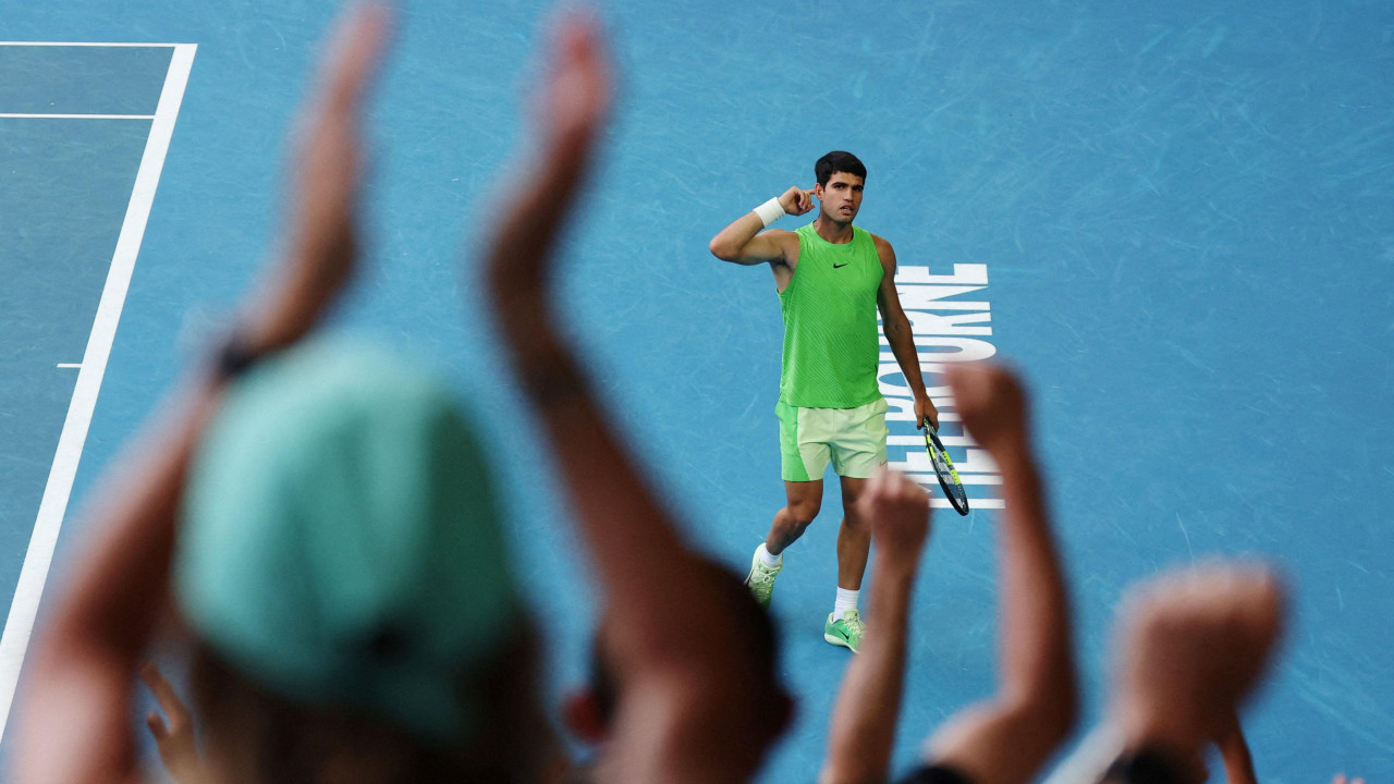 karlos alkaraz gestikulira ka publici u polufinalu australijan opena protiv aleksandra zvereva