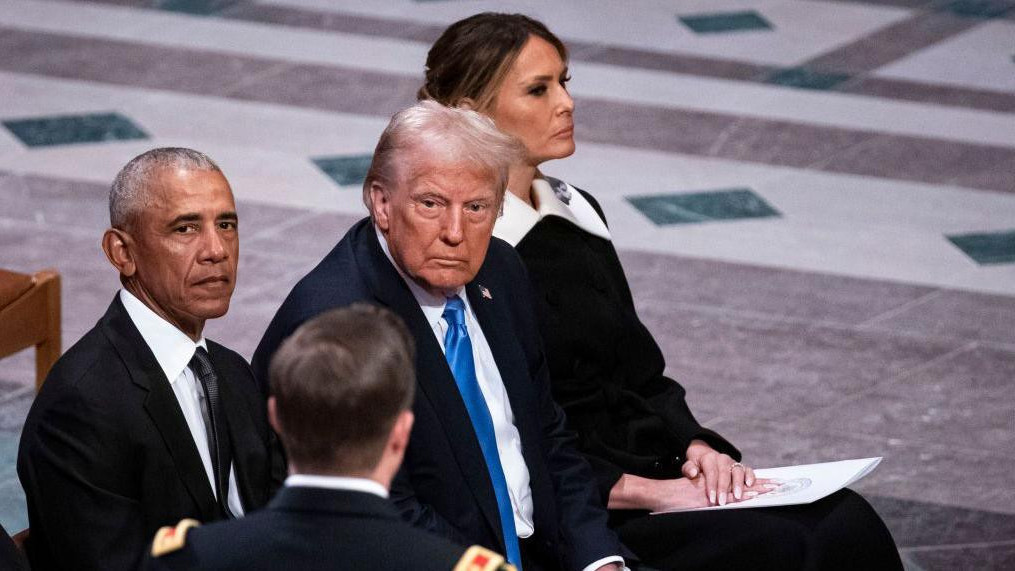 Melanija sedi pored Donalda Trampa na sahrani bivšeg američkog predsednika Džimija Kartera, a pored njih je još jedan bivši predsednik Barak Obama