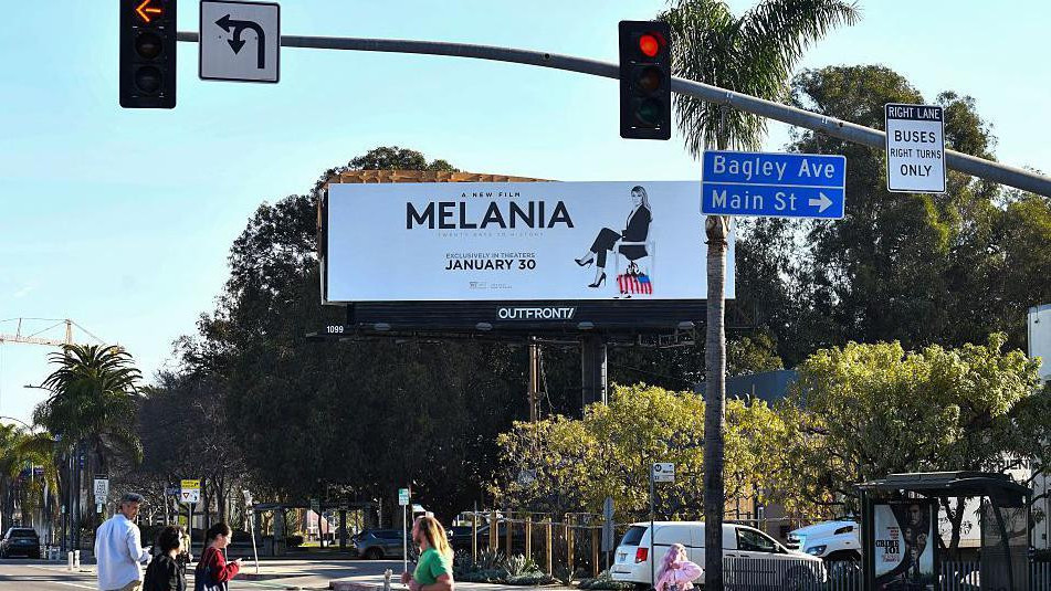 bilbord filma Melanija na saobraćajnici u Los Anđelesu