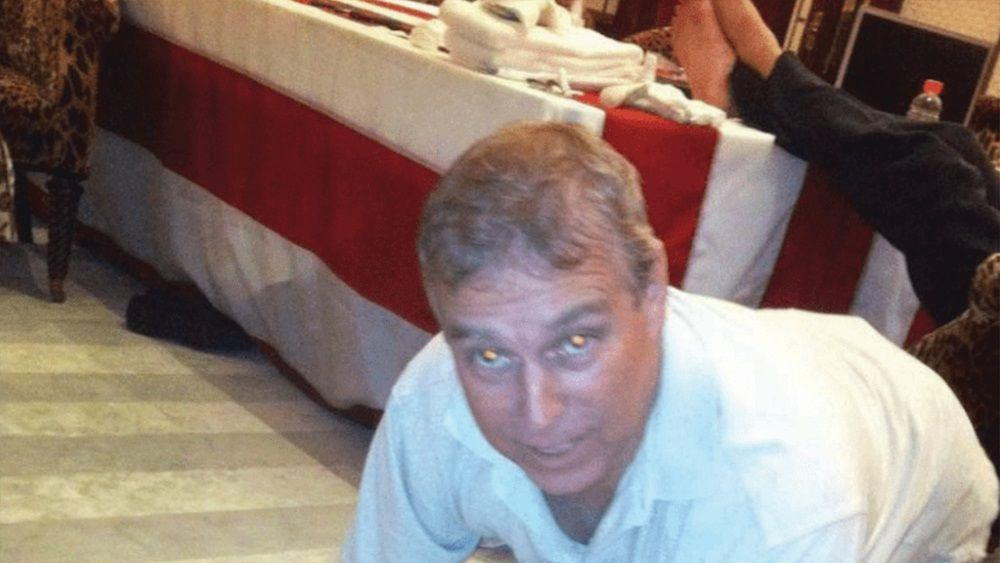endru, doskorašnji britanski princ Endru, brat kralja Čarlsa, na fotografiji nad telom neidentifikovane žene - slika je objavljena u najnovijim dokumentima o seksualnom prestupniku, pokojnom Džefriju Epstinu