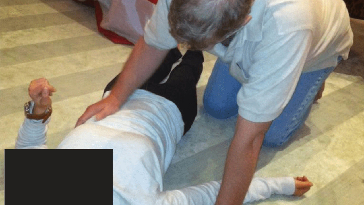 endru, doskorašnji britanski princ Endru, brat kralja Čarlsa, na fotografiji nad telom neidentifikovane žene - slika je objavljena u najnovijim dokumentima o seksualnom prestupniku, pokojnom Džefriju Epstinu