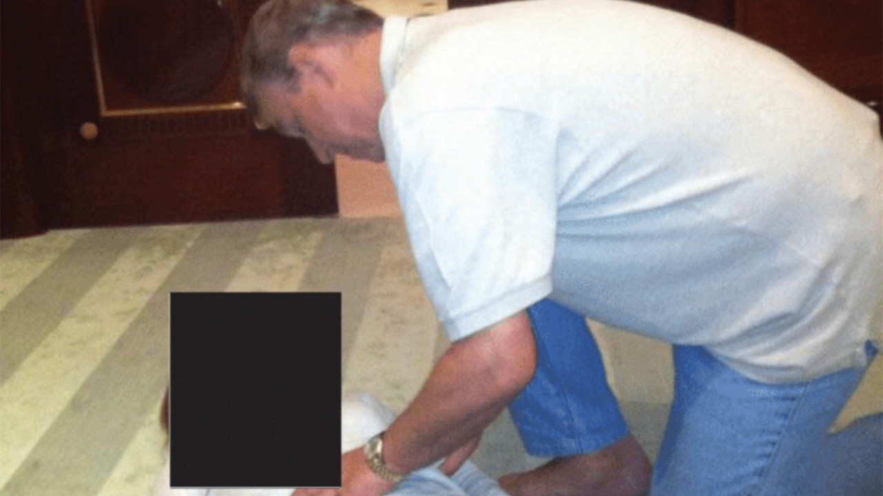 endru, doskorašnji britanski princ Endru, brat kralja Čarlsa, na fotografiji nad telom neidentifikovane žene - slika je objavljena u najnovijim dokumentima o seksualnom prestupniku, pokojnom Džefriju Epstinu