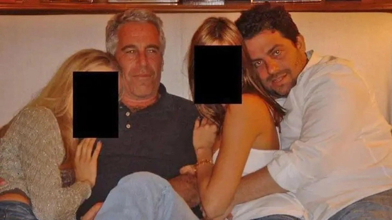 Bret Ratner i Džefri Epstin grle žene dok sede zajedno na sofi - fotografija je bez datuma