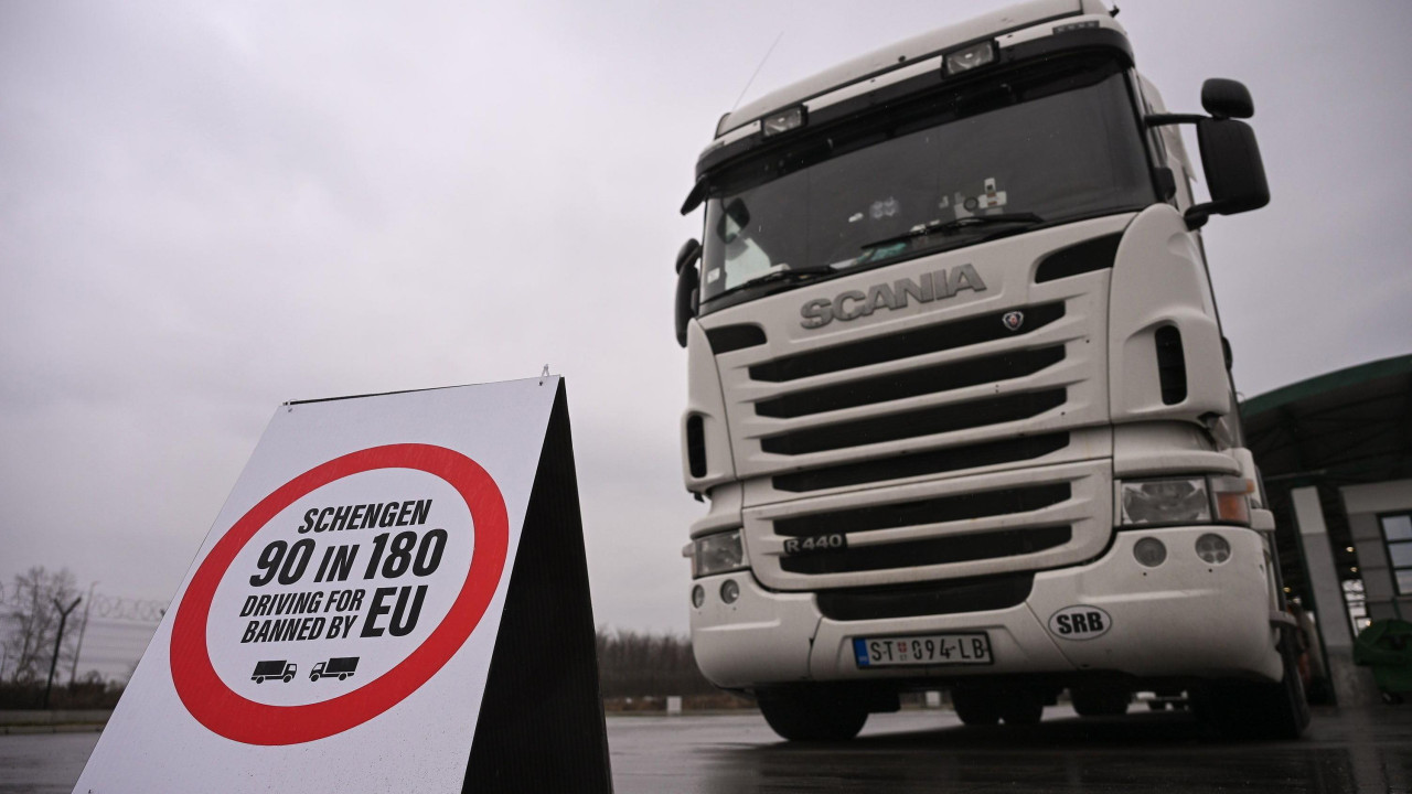 Protestni znak ispred kamiona na granici Srbije i Mađarske tokom blokade  na graničnom prelazu Horgoš na severu Srbije, 26. januara 2026. Svi granični prelazi u zemlji i širem regionu blokirani su za teretni saobraćaj počev od 26. januara u podne, posle koordinisane akcije vozača kamiona iz Srbije, Bosne i Hercegovine, Crne Gore i Severne Makedonije 