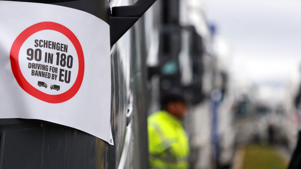 Vozač kamiona stoji tokom protesta vozača kamiona i predstavnika sindikata transportnika zbog poremećaja povezanih sa novim sistemom ulaska i izlaska Evropske unije, na graničnom prelazu Severne Makedonije i Grčke u Đevđeliji