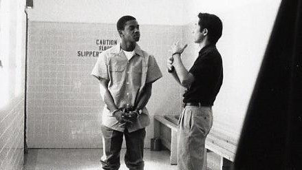 Kazama razgovara sa Irvinom Harisom, koji je dva puta osuđen na smrt, ali je pušten posle 23 godine zatvora, u zatvoru u Luizijani