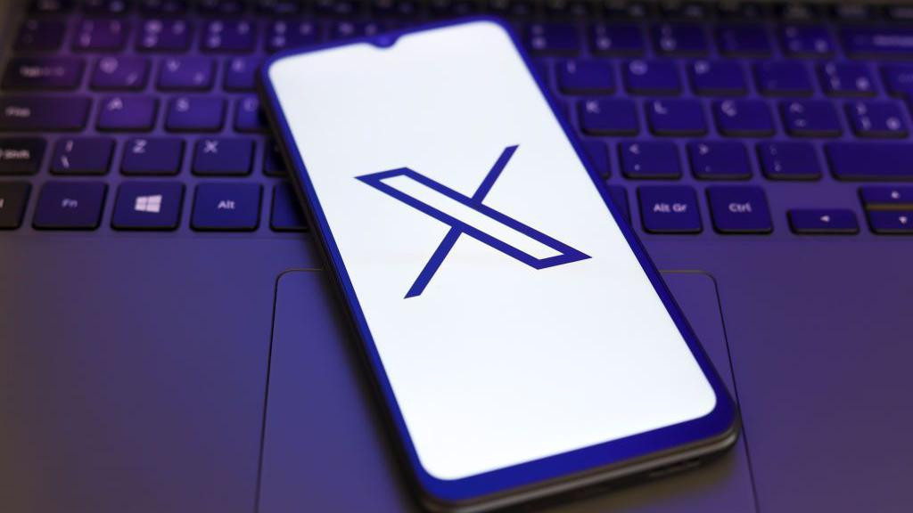 X logo na mobilnom telefonu