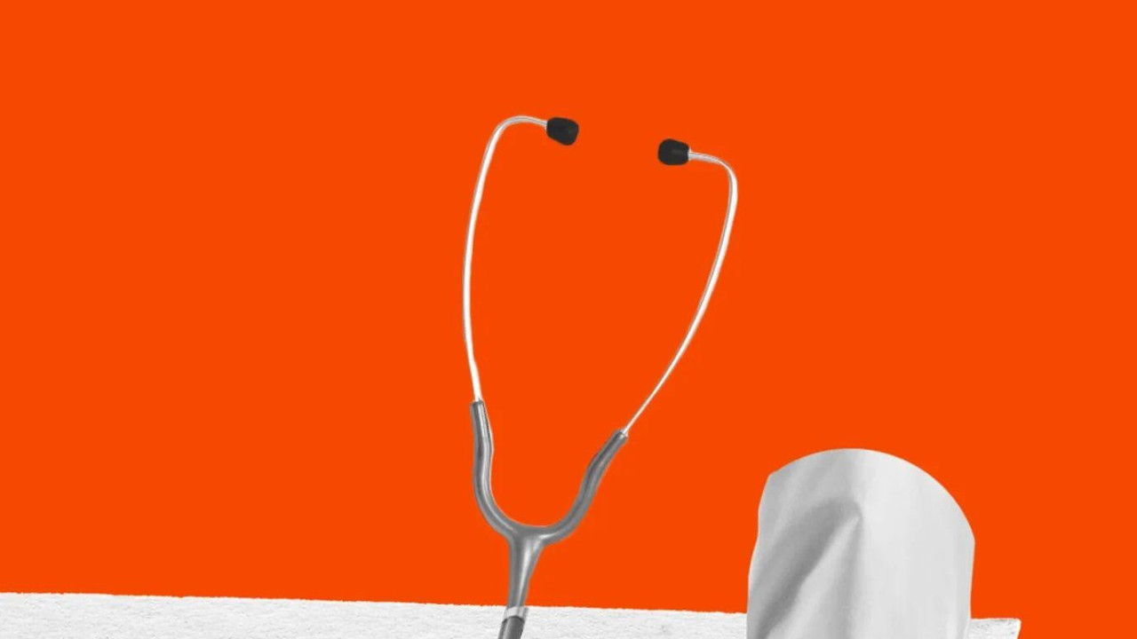 ruka lekara u belom mantilu i lekarske slušalice, stetoskop