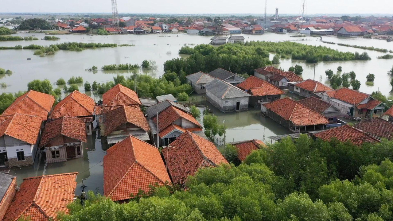 Poplavljene kuće u Eretanu Vetanu, severnoj obali Jave, Indonezija.