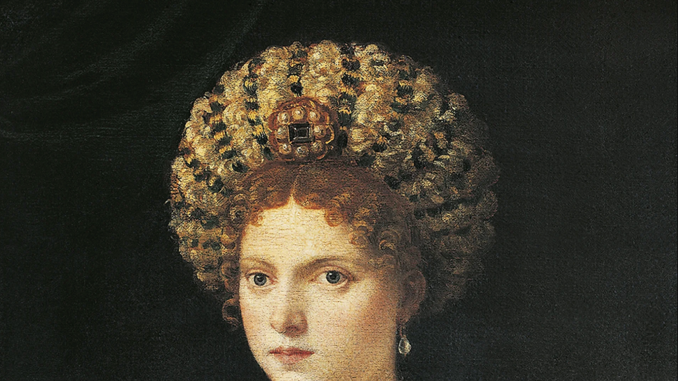Na portretu Izabele d'Este koji je, oko 1536, naslikao Ticijan ona prikazana u prepoznatljivoj kombinaciji od crnog satena i ukrasa za glavu protkanog draguljima. 