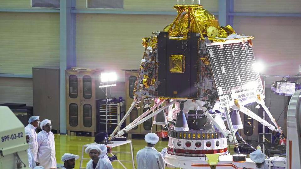 Nekoliko naučnika stoji pored modula za sletanje letelice Čandrajan-2 u sedištu indijskog svemirskog programa u Bangaloru