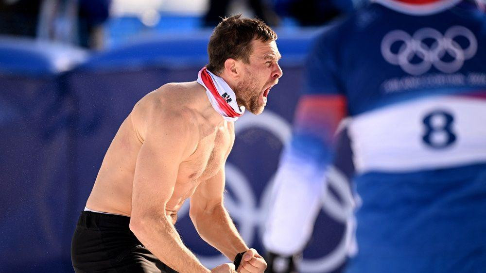 Benjamin Karl iz Austrije slavi osvajanje zlata u finalu paralelnog veleslaloma u muškoj konkurenciji protiv Sangkjuma Kima iz Južne Koreje, bord, zimske olimpijske igre u Italiji