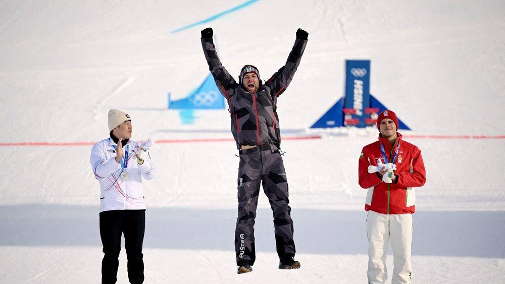 benjamin karl slavi osvajanje zlata u paralel slalomu u bordu na zimskim olimpijskim igrama u Italiji