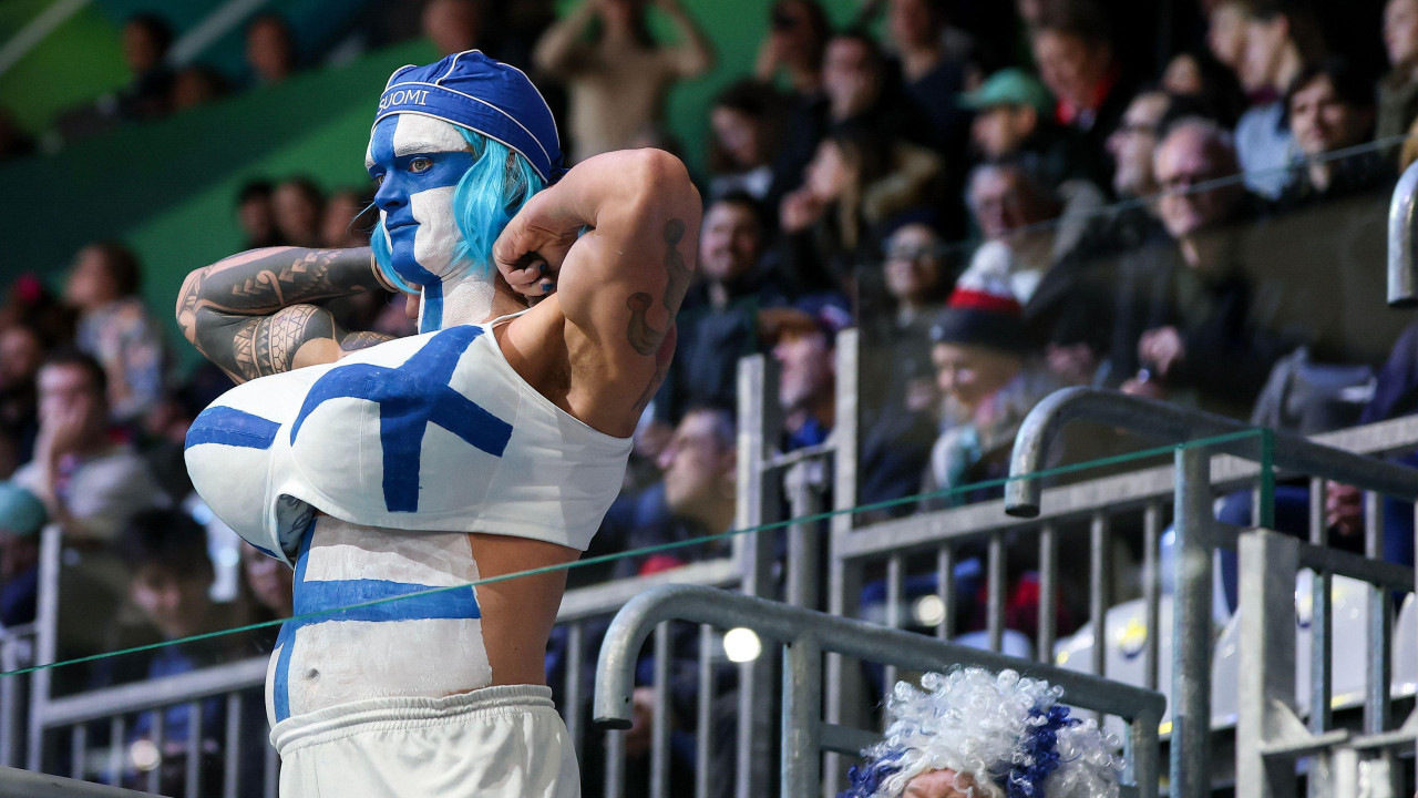 Navijač Finske na hokejaškoj utakmici Finske i Češke na Zimskim olimpijskim igrama u Italiji