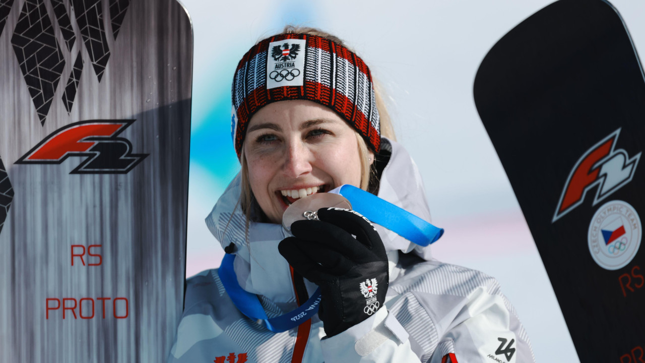 olimpijska medalja, borderka sa plavom kosom grize medalju