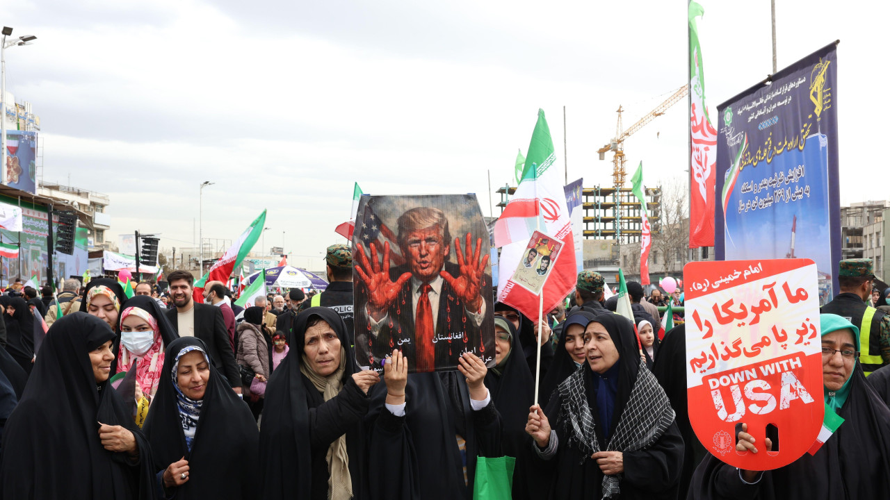 Iranci učestvuju u proslavi 47. godišnjice Islamske revolucije u Teheranu, Iran, 11. februara 2026. Islamska Republika obeležava godišnjicu revolucije iz 1979. godine, kojom je svrgnuta monarhija i uspostavljena Islamska Republika Iran, sa ajatolahom Ruholahom Homeinijem kao njenim prvim vrhovnim vođom. Žene u Teheranu nose poster Donalda Trampa čije su ruke krvave i poruke: 'Dole SAD'