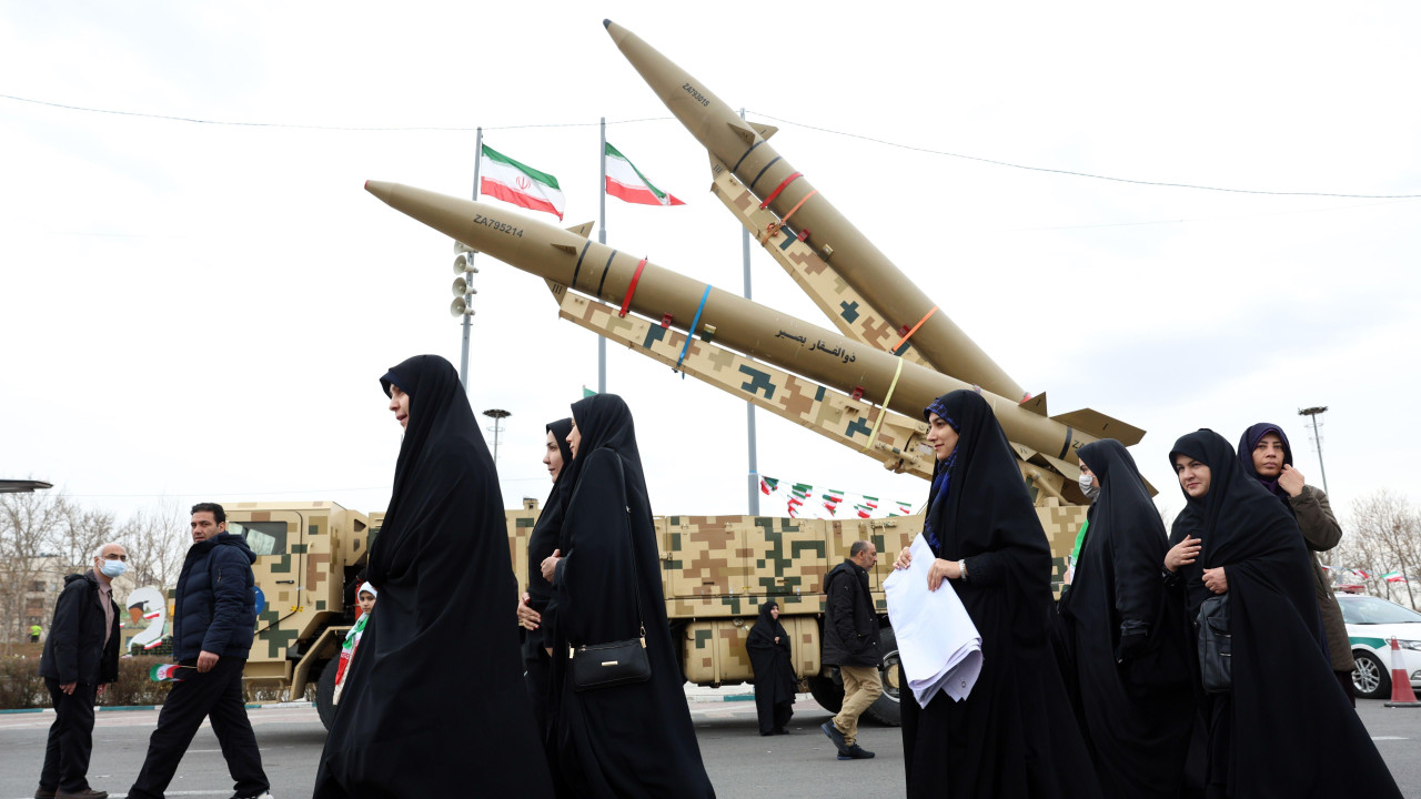 žene u burkama prolaze pored raketa na obeležavanju 47. godišnjice Islamske Republike Iran u Teheranu