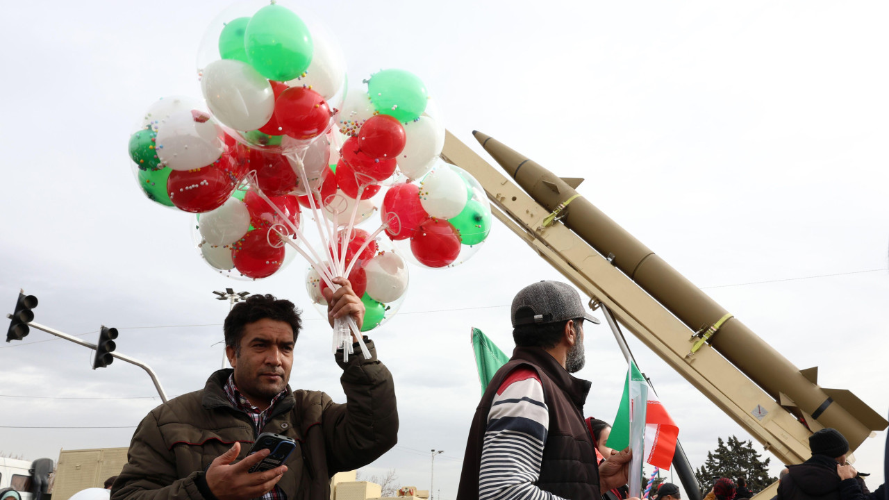 Iranci učestvuju u proslavi 47. godišnjice Islamske revolucije u Teheranu, Iran, 11. februara 2026. Islamska Republika obeležava godišnjicu revolucije iz 1979. godine, kojom je svrgnuta monarhija i uspostavljena Islamska Republika Iran, sa ajatolahom Ruholahom Homeinijem kao njenim prvim vrhovnim vođom. Žene u Teheranu nose poster Donalda Trampa čije su ruke krvave i poruke: 'Dole SAD'