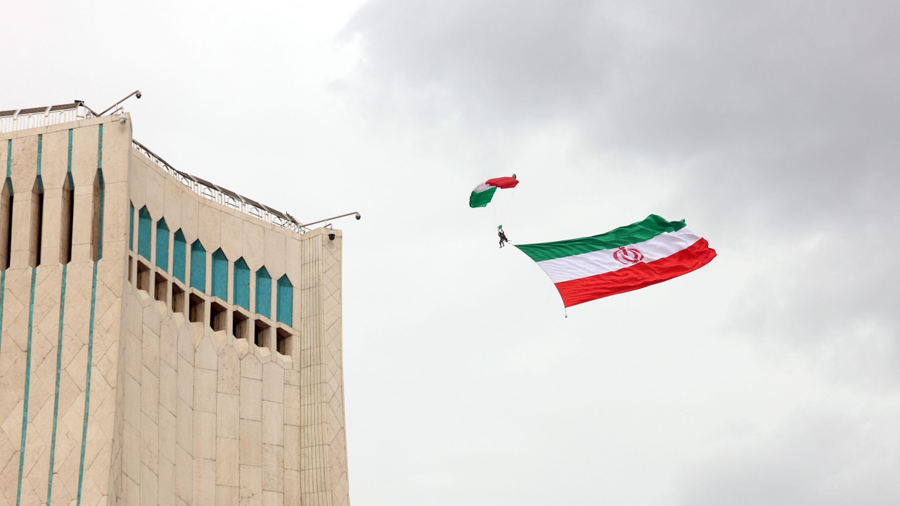 Iranski padobranac učestvuje u proslavi 47. godišnjice Islamske revolucije u Teheranu, Iran, 11. februara 2026.