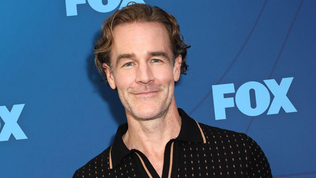 Džejms Van Der Bik na crvenom tepihu. Pozira pred kamerama nasmejan, James Van Der Beek
