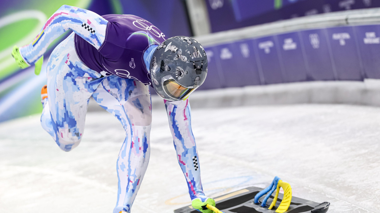 geraskevič i kaciga, ukrajinac i kaciga, Vladislav Geraskevič nosi kacigu sa slikama poginulih u ratu u Ukrajini na stazi za skeleton u Kortini, u Italiji, na Zimskim olimpijskim igrama