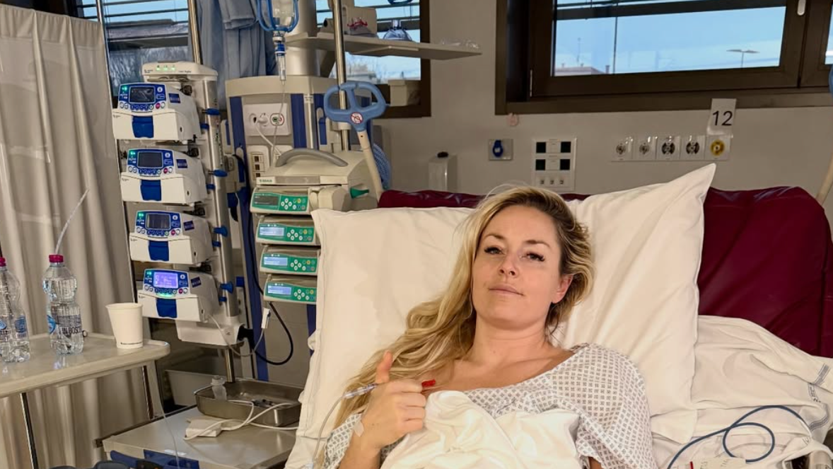Lindsey Vonn, lindzi von leži u bolničkom krevetu sa fiksatorom na operisanoj nozi, Posle teškog pada na stazi za spustu u Kortini d'Ampeco na Zimskim olimpijskim igrama, Lindzi Von je objavila fotografiju iz bolničkog kreveta posle treće operacije