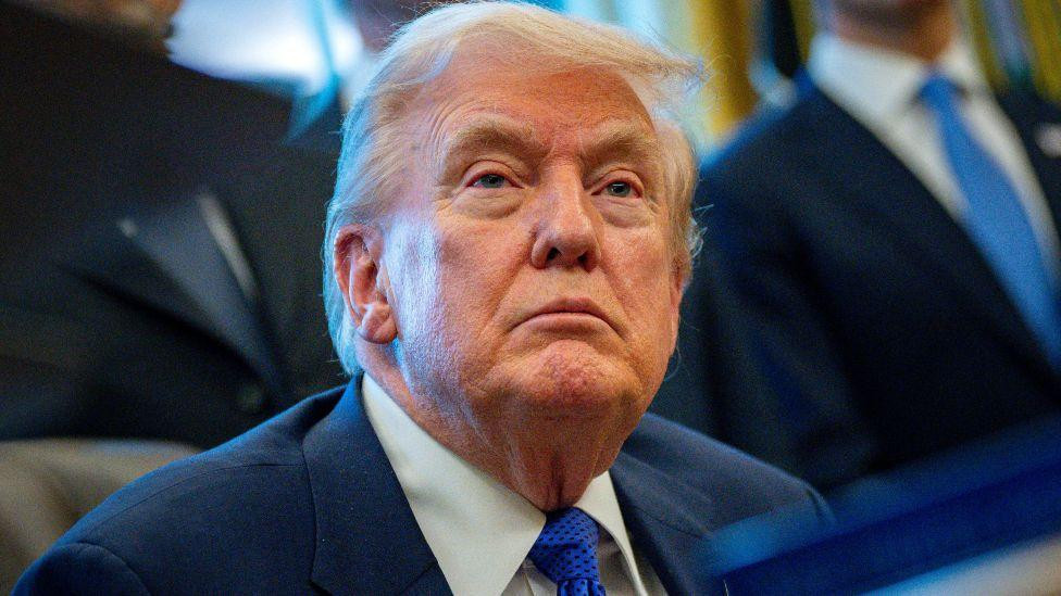 Donald Tramp u plavom odelu 