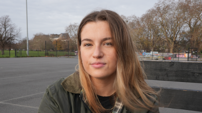 Devojka smedje kose pozira