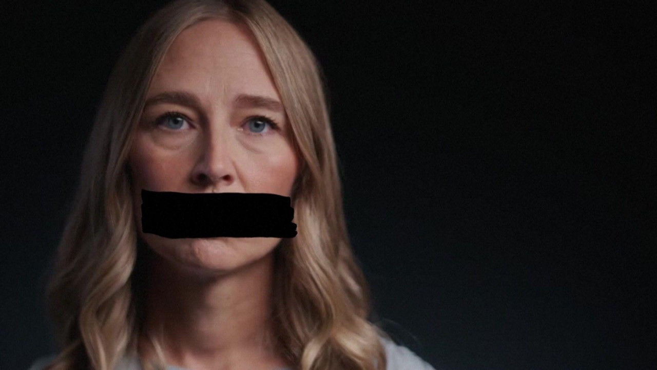 Preživele Epstinove žrtve snimile su video u kojem pozivaju američke vlasti da objave sva dokumenta iz dosijea o seksualnom prestupniku, žena duge plave kose gleda u kameru, ima crnu traku preko usta