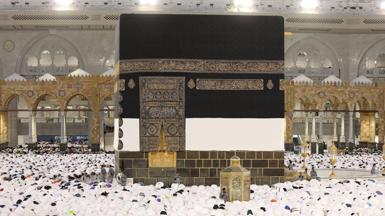 Muslimani se mole oko Kabe ili Ćabe, najsvetijeg mesta u islamu, u džamiji al-Masdžid al-Haram, Velikoj džamiji u Meki, u pripremi za početak hadža (hodočašća)